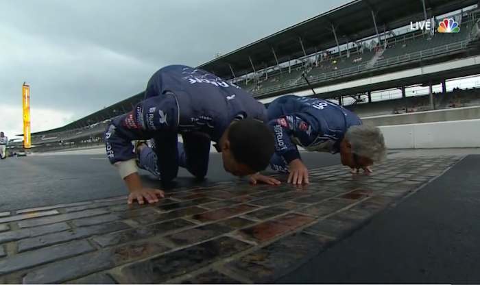 Tyrese Haliburton kisses bricks with Andretti
